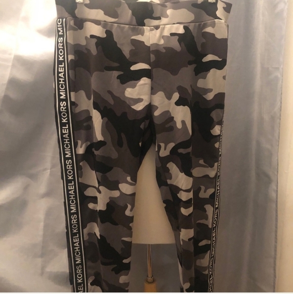 Michael kors size Large joggers in like new condition - Picture 4 of 6